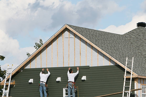 Professional Vinyl Siding technician working in Sullivan, IL